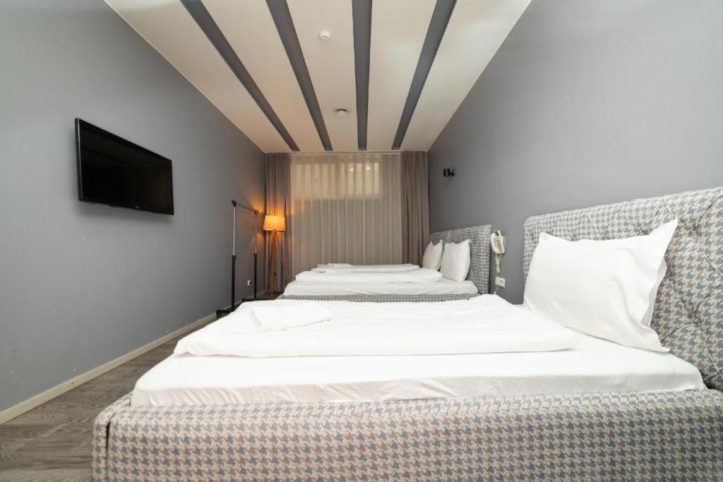 Hotel Gloria Ks Prishtine Bagian luar foto