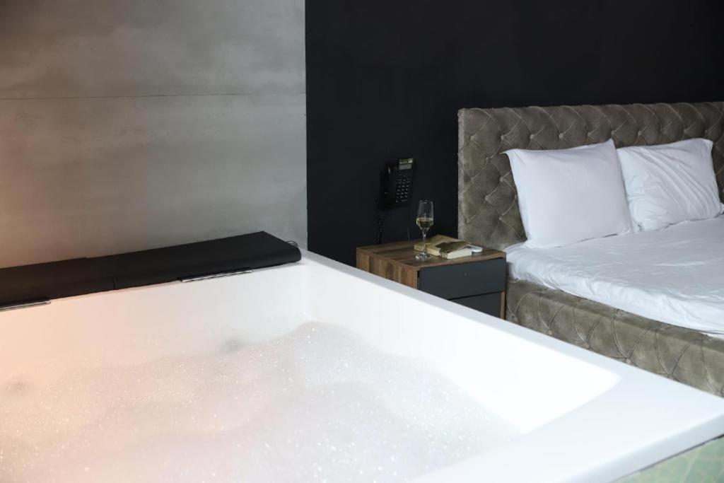 Hotel Gloria Ks Prishtine Bagian luar foto